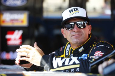 30 Haziran 2018 - Joliet, Illinois, ABD: Clint Bowyer (14) asmak dışarı Overton'ın 400 Chicagoland Speedway Joliet, Illinois, uygulama sırasında garajında .