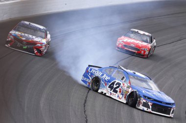 01 Temmuz 2018 - Joliet, Illinois, ABD: Kyle Larson (42) sonra bir spin için de geçerli Overton'ın 400 Chicagoland Speedway Joliet, Illinois, kazanmak için damalı bayrak için gelirken Kyle Busch (18) ile bağlanmak .