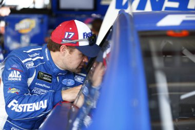 30 Haziran 2018 - Joliet, Illinois, ABD: Ricky Stenhouse, Jr (17) asmak dışarı garaja Overton'ın 400 Chicagoland Speedway Joliet, Illinois, antrenmana önce .