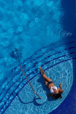 Bir tatil havuzda bir gün muhteşem İspanyol ve Latin esmer manken sahiptir