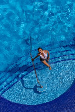 Bir tatil havuzda bir gün muhteşem İspanyol ve Latin esmer manken sahiptir