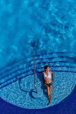 Bir tatil havuzda bir gün muhteşem İspanyol ve Latin esmer manken sahiptir