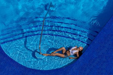 Bir tatil havuzda bir gün muhteşem İspanyol ve Latin esmer manken sahiptir