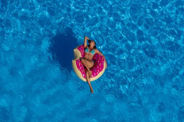 İspanyol ve Latin esmer manken bir gün havuzda sahiptir.