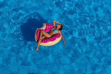 İspanyol ve Latin esmer manken bir gün havuzda sahiptir.