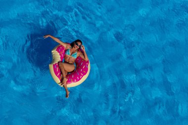 İspanyol ve Latin esmer manken bir gün havuzda sahiptir.