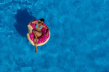 İspanyol ve Latin esmer manken bir gün havuzda sahiptir.