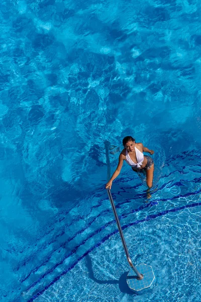 Bir tatil havuzda bir gün muhteşem İspanyol ve Latin esmer manken sahiptir