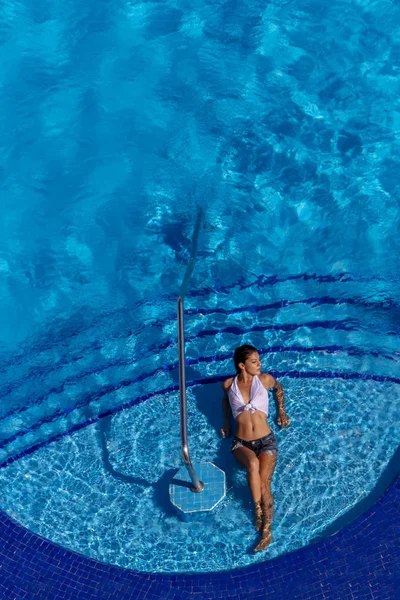 Bir Tatil Havuzda Bir Gün Muhteşem Spanyol Latin Esmer Manken — Stok fotoğraf