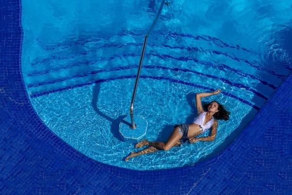 Bir tatil havuzda bir gün muhteşem İspanyol ve Latin esmer manken sahiptir