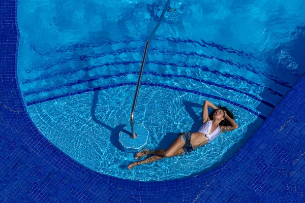 Bir Tatil Havuzda Bir Gün Muhteşem Spanyol Latin Esmer Manken — Stok fotoğraf