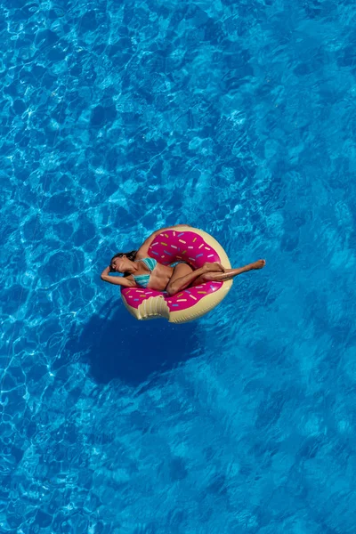 İspanyol ve Latin esmer manken bir gün havuzda sahiptir.