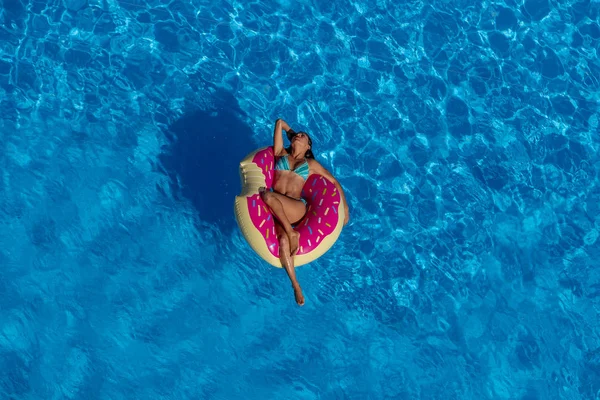 Spanyol Latin Esmer Manken Bir Gün Havuzda Sahiptir — Stok fotoğraf