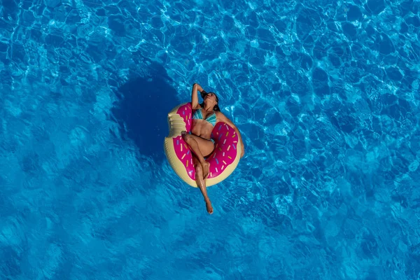 Uma Modelo Morena Hispânica Desfruta Dia Piscina — Fotografia de Stock