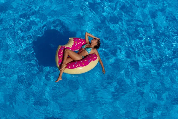 İspanyol ve Latin esmer manken bir gün havuzda sahiptir.