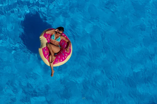 İspanyol ve Latin esmer manken bir gün havuzda sahiptir.