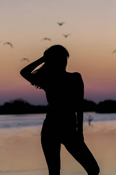 Una Hermosa Modelo Morena Hispana Disfrutando Del Sol Mañana Amanecer — Foto de Stock