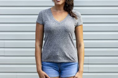 Açık havada rahat giysiler içinde poz çok esmer manken