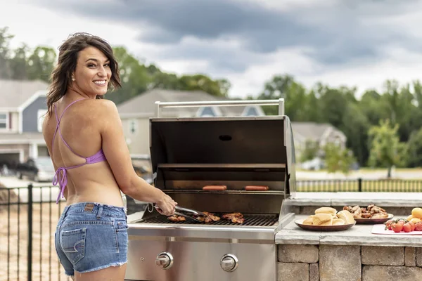 Bir gün bir ızgara üzerinde pişirme sırasında zevk güzel esmer manken 