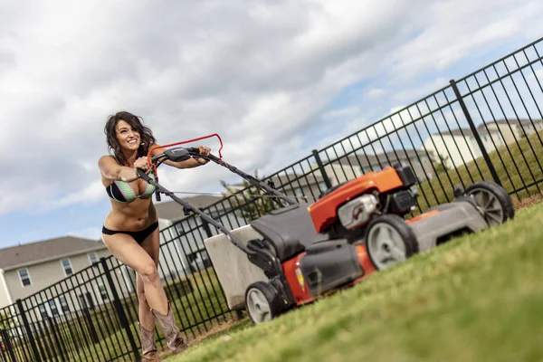 Güzel esmer manken bikini ve bot çim kesme