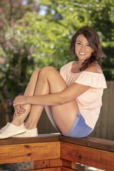 Açık havada rahat giysiler içinde poz çok esmer manken