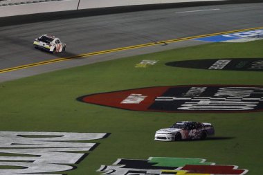 06 Temmuz 2018 - Daytona Beach, Florida, ABD: Kyle Larson (42) kutluyor tri-oval Justin Haley süre kazandıktan sonra başa çukur yol (24) sürücü Dayt, Coca-Cola fişek 250 sırasında sarı çizginin altında çıkmak için cezalandırılmış sonra