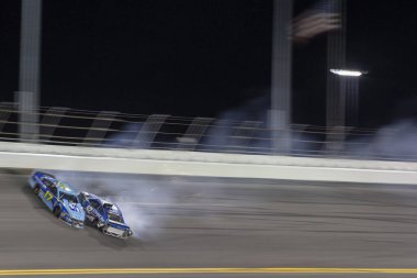 07 Temmuz 2018 - Daytona Beach, Florida, ABD: Ricky Stenhouse, Jr (17) ve Kyle Larson (42) batık Coke sıfır şeker 400 Daytona International Speedway Daytona Beach, Florida, sırasında dört sıra dışı.