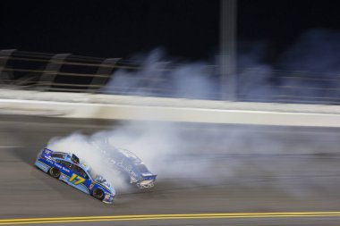 07 Temmuz 2018 - Daytona Beach, Florida, ABD: Ricky Stenhouse, Jr (17) ve Kyle Larson (42) batık Coke sıfır şeker 400 Daytona International Speedway Daytona Beach, Florida, sırasında dört sıra dışı.