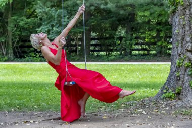 Açık bir ortamda poz güzel olgun sarışın manken