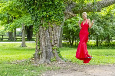 Açık bir ortamda poz güzel olgun sarışın manken