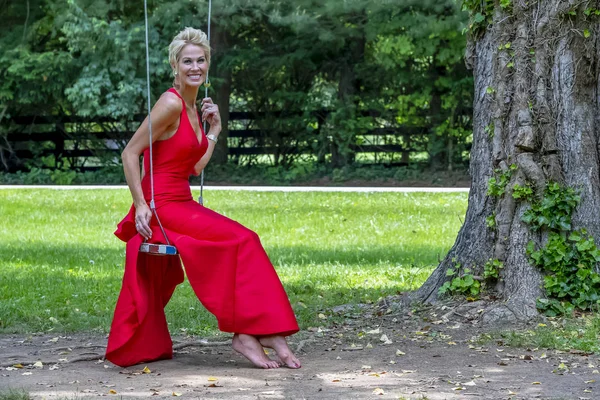 Açık bir ortamda poz güzel olgun sarışın manken