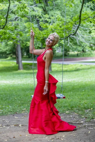 Açık bir ortamda poz güzel olgun sarışın manken