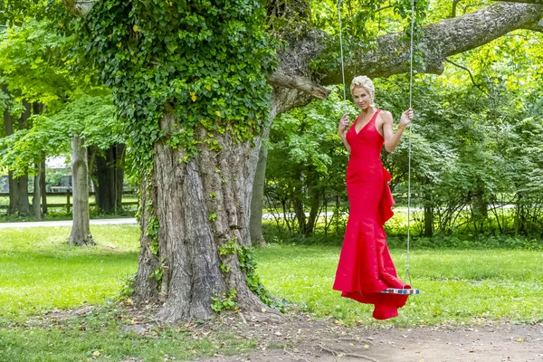 Açık bir ortamda poz güzel olgun sarışın manken