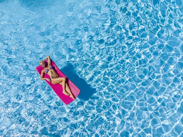 Güzel Olgun Sarışın Bikini Modeli Açık Havada Bir Yüzme Havuzu — Stok fotoğraf