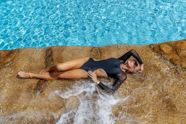 Vacker Mogen Blond Bikini Modell Poserar Utomhus Nära Pool — Stockfoto