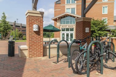 University of North Carolina, Charlotte, olarak da bilinen Unc Charlotte, Charlotte, North Carolina, Amerika Birleşik Devletleri'nde bulunan devlet araştırma üniversitesidir. UNC Charlotte teklifler 23 doktora, 64 mastır ve 140 lisans programları 