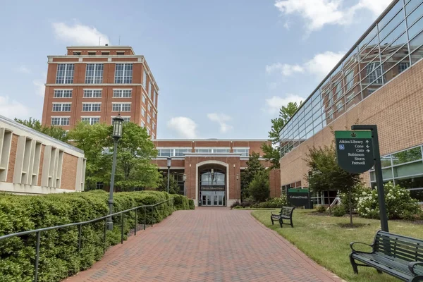University of North Carolina, Charlotte, olarak da bilinen Unc Charlotte, Charlotte, North Carolina, Amerika Birleşik Devletleri'nde bulunan devlet araştırma üniversitesidir. UNC Charlotte teklifler 23 doktora, 64 mastır ve 140 lisans programları 