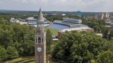 Kenan Memorial Stadyumu Chapel Hill, Kuzey Carolina'da bulunan ve Kuzey Carolina Tar Heels ev tarlası. 