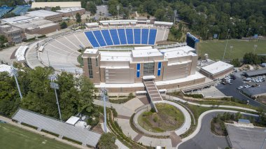 Brooks alandır Wallace Wade Stadyumu'nda bir 40,004-kişilik stadyum Durham, North Carolina Duke Üniversitesi Kampüsü üzerinde