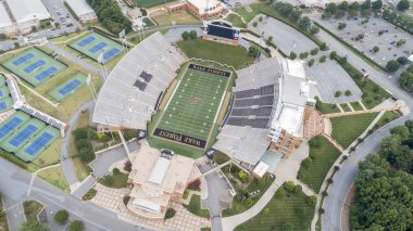 Wake Forest iblis Deacons futbol takımı Wake Forest Üniversitesi Amerikan futbolu sporda temsil eder. Wake Forest, ev futbol Bb ve T sahasında oyunlarını.