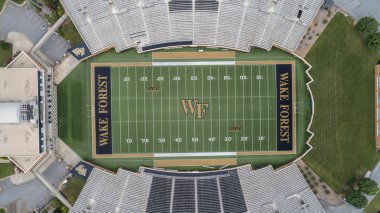 Wake Forest iblis Deacons futbol takımı Wake Forest Üniversitesi Amerikan futbolu sporda temsil eder. Wake Forest, ev futbol Bb ve T sahasında oyunlarını.