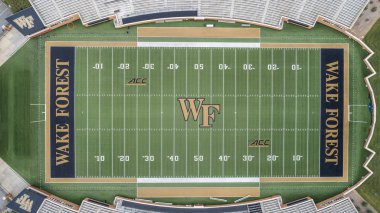 Wake Forest iblis Deacons futbol takımı Wake Forest Üniversitesi Amerikan futbolu sporda temsil eder. Wake Forest, ev futbol Bb ve T sahasında oyunlarını.