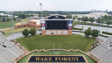 Wake Forest iblis Deacons futbol takımı Wake Forest Üniversitesi Amerikan futbolu sporda temsil eder. Wake Forest, ev futbol Bb ve T sahasında oyunlarını.
