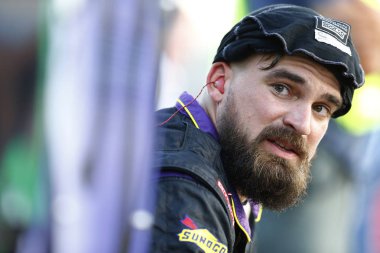 13 Temmuz 2018 - Sparta, Kentucky, ABD: Bir mürettebat üyesi çukurlar sırasında Alsco 300 Sparta, Kentucky'de Kentucky Speedway adlı eserlerinde Ryan Truex (11).