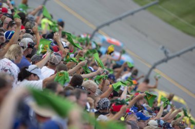 14 Temmuz 2018 - Sparta, Kentucky, ABD: Canavar enerji Nascar Cup Serisi takımlar hayranları tezahürat almak Kentucky Speedway Sparta, Kentucky, Quaker State 400 için izlenecek gibi.
