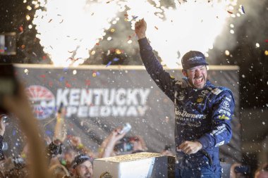 14 Temmuz 2018 - Sparta, Kentucky, ABD: Martin Truex, Jr (78) WINS Quaker State 400 Kentucky Speedway Sparta, Kentucky.
