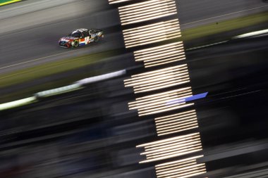 15 Temmuz 2018 - Sparta, Kentucky, ABD: Kyle Busch (18) yarışları sırasında Quaker State 400 Kentucky Speedway Sparta, Kentucky, sıra dışı.