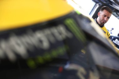 20 Temmuz 2018 - Loudon, New Hampshire, ABD: Matt Dibenedetto (32) asmak dışarı Foxwoods Resort Casino 301 New Hampshire Motor Speedway Loudon, New Hampshire, antrenmana sırasında garajında.