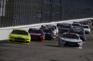 21 Temmuz 2018 - Loudon, New Hampshire, ABD: Brad Keselowski (22) döner ve Göller Bölgesi 200'de New Hampshire Motor Speedway Loudon, New Hampshire sırasında aracılığıyla arabasını getiriyor.