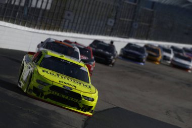 21 Temmuz 2018 - Loudon, New Hampshire, ABD: Brad Keselowski (22) döner ve Göller Bölgesi 200'de New Hampshire Motor Speedway Loudon, New Hampshire sırasında aracılığıyla arabasını getiriyor.